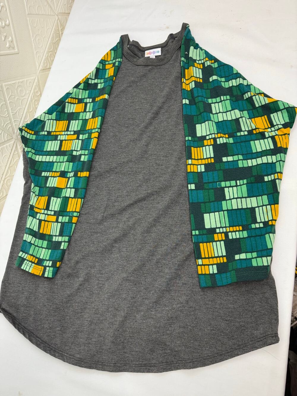 SKU 2032 Lularoe 2XL Women's Top Gray Green Yellow Long Sleeve made in USA